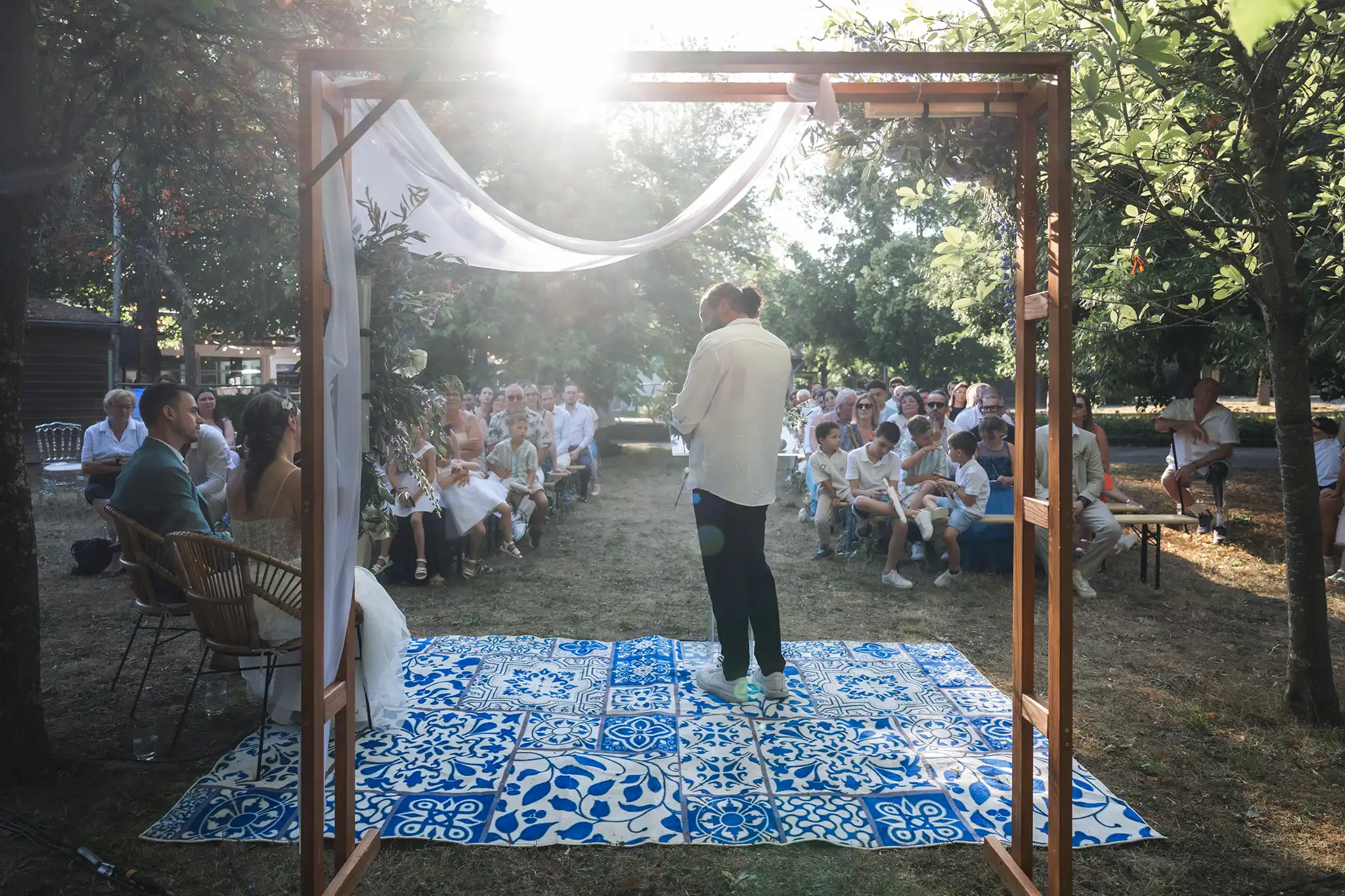 Cérémonie laïque en extérieur à La Voile Blanche, près de Metz, devant les mariés et leurs invités.